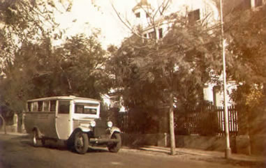  1932: Omnibus del colegio delante del Colegio Alemán en Miraflores