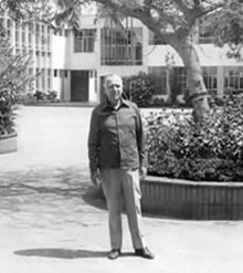 El entonces Presidente y exalumno del Colegio Humboldt, Fernando Belaunde Terry, durante una visita sorpresa en mayo 1981. Esta foto ha sido regalada al Colegio por él.