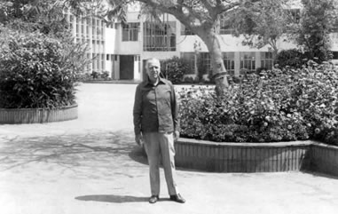 El entonces Presidente y exalumno del Colegio Humboldt, Fernando Belaunde Terry, durante una visita sorpresa en mayo 1981. Esta foto ha sido regalada al Colegio por él.