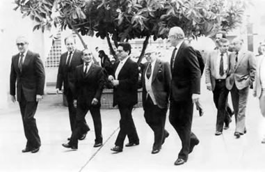 Llegada del Vicepresidente Prof. Dr. Luis Alberto Sánchez con motivo de su disertación en el Colegio Humboldt el día 10.9.1985.